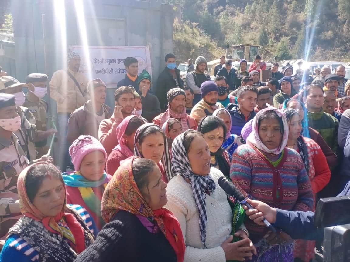Uttarakhand chamoli Glacier Burst latest News : people patience broken who waiting their loved ones in front of tunnel