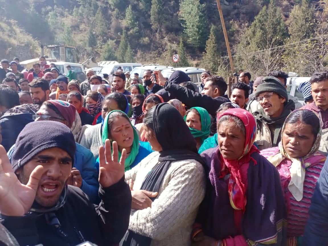 Uttarakhand chamoli Glacier Burst latest News : people patience broken who waiting their loved ones in front of tunnel