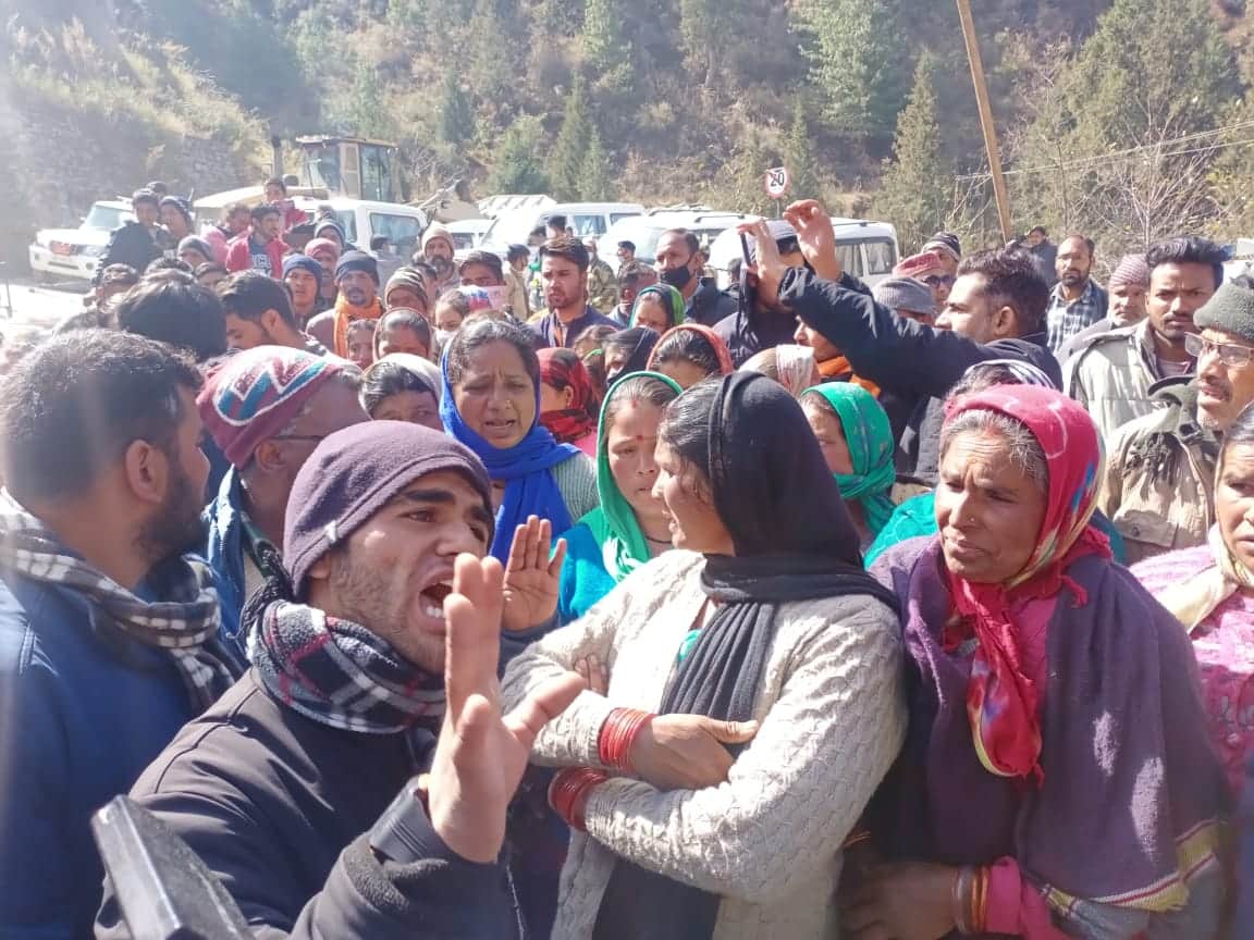 Uttarakhand chamoli Glacier Burst latest News : people patience broken who waiting their loved ones in front of tunnel