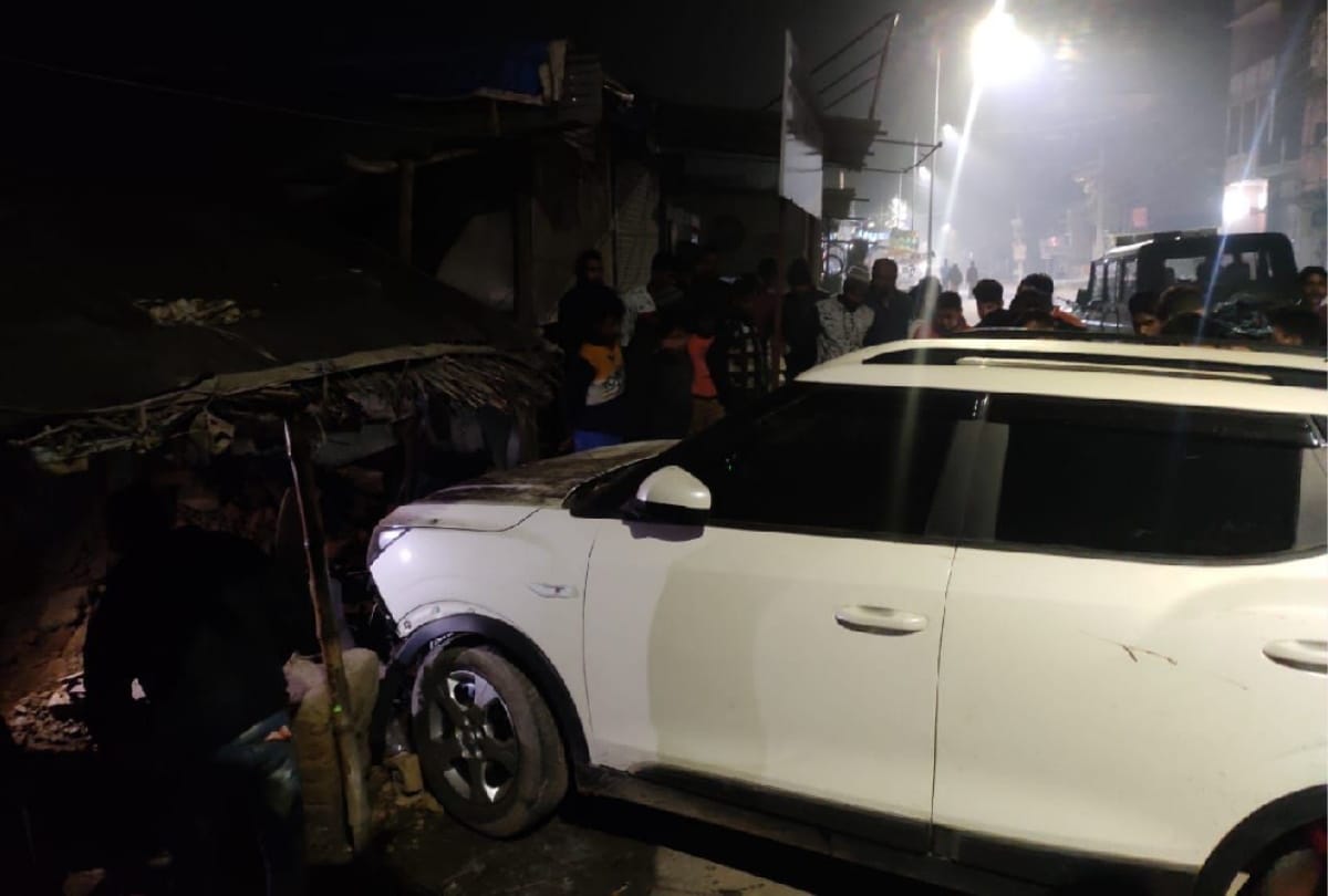 uncontrollable car road accident in deoria