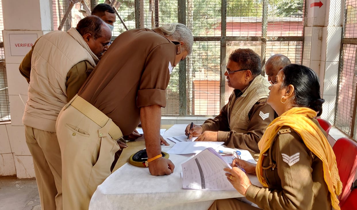 Police and body personnel put up Corona vaccine