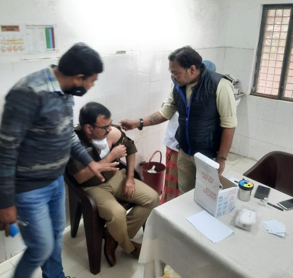 Police officers got the vaccine, said, Corona will lose