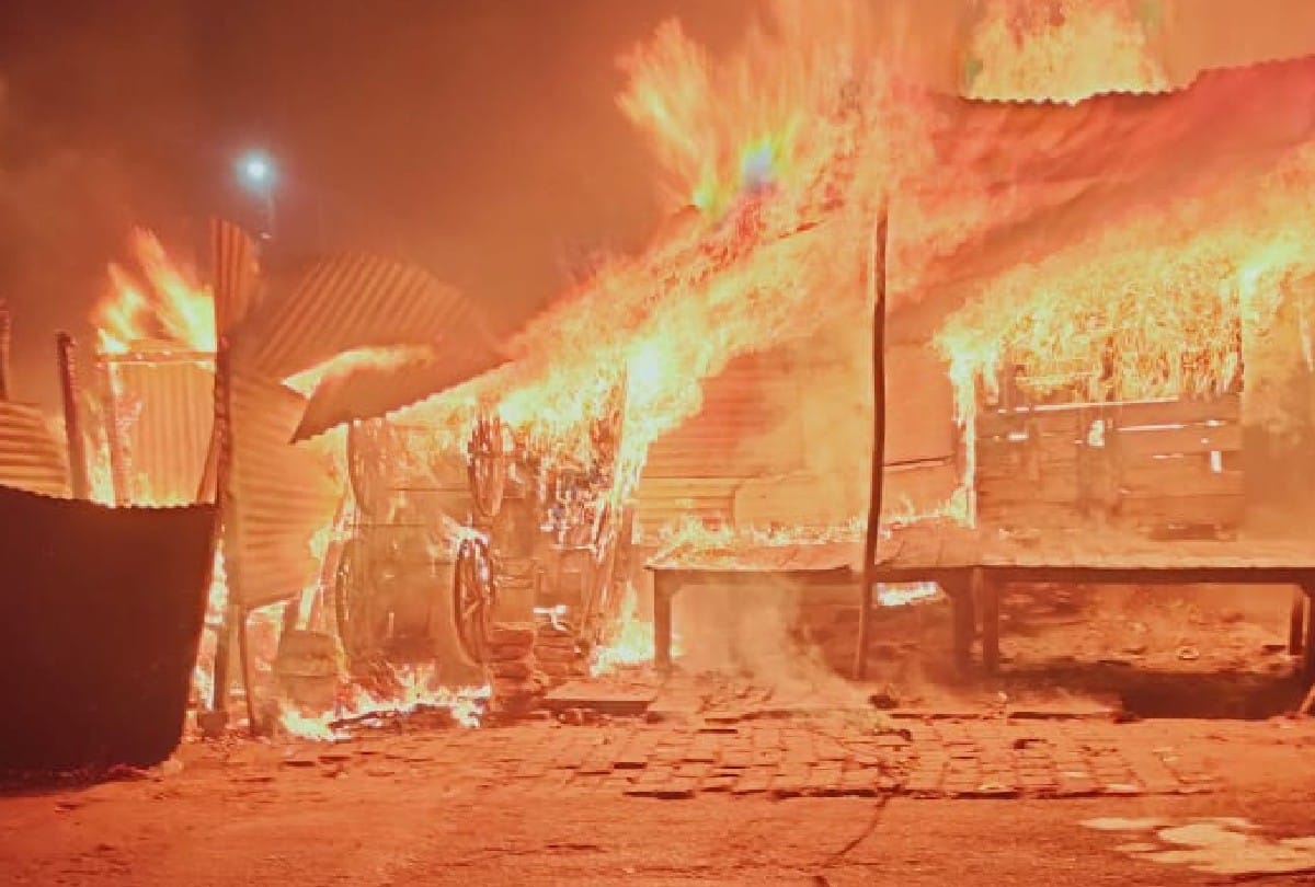fire break in chicken Market in firozabad