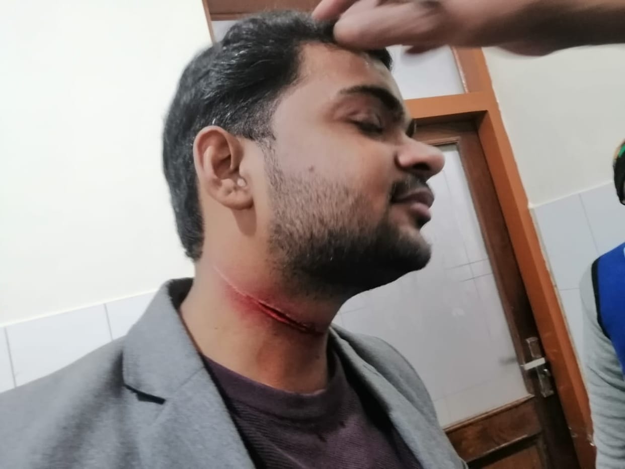 A young man is serious after being hit by Chinese men