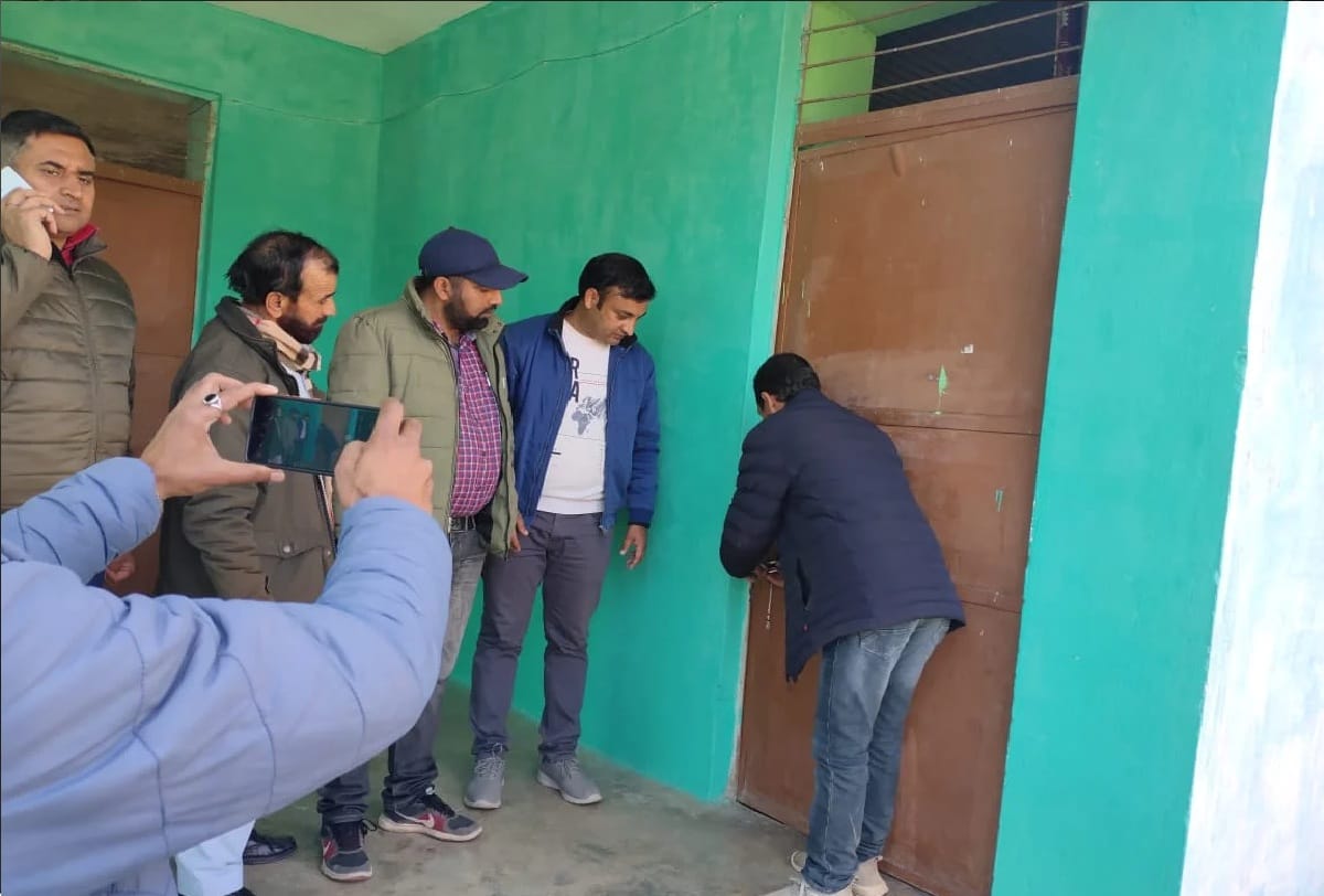 25 साल बाद पंचायत घर से अवैध कब्ज़ा हटा कर पंचायत घर बीडीओ को सौंपा