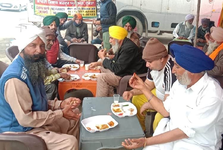 Kisan Andolan News: Farmers are welcoming people in Andolan with lassi and milk