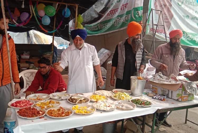 Kisan Andolan News: Farmers are welcoming people in Andolan with lassi and milk