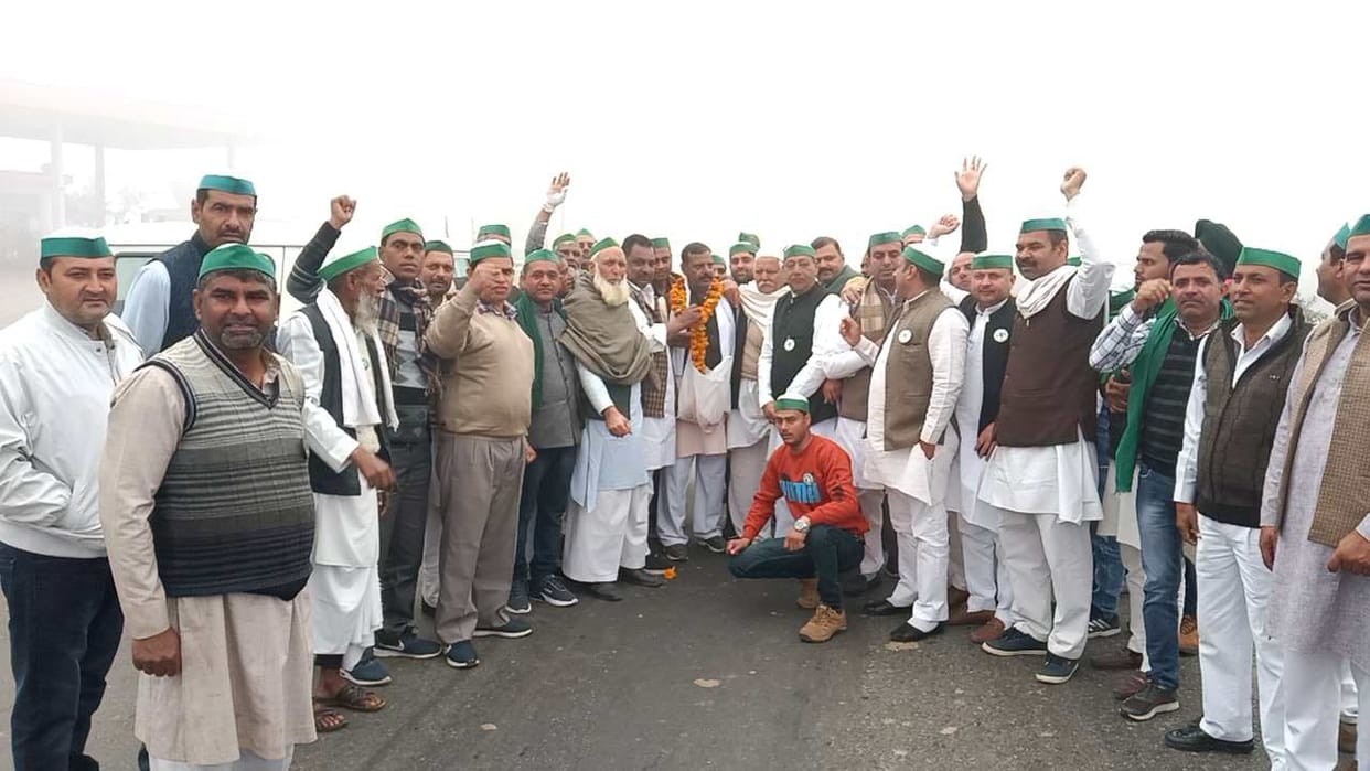 Farmers leave for Ghazipur border shouting slogans