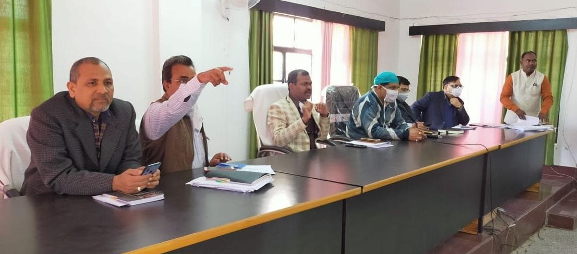 kai gramo ki bhumi kray karne ko lekpalo ki teame gatit