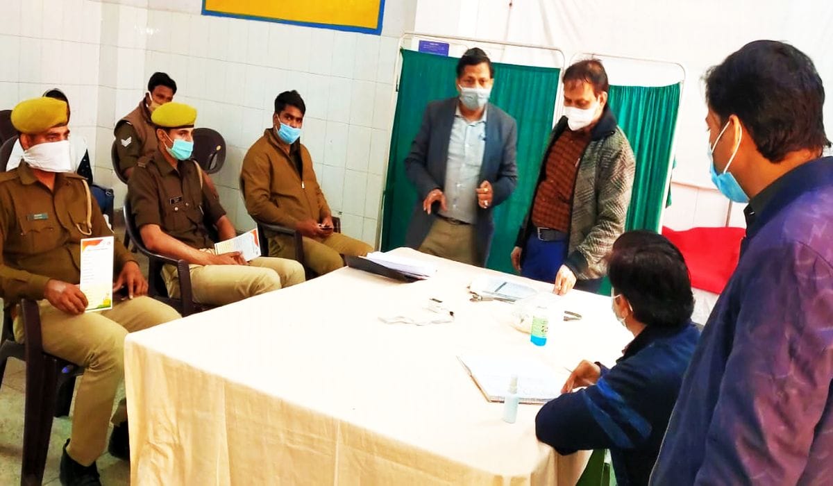 1195 Corona vaccine applied to frontline worker