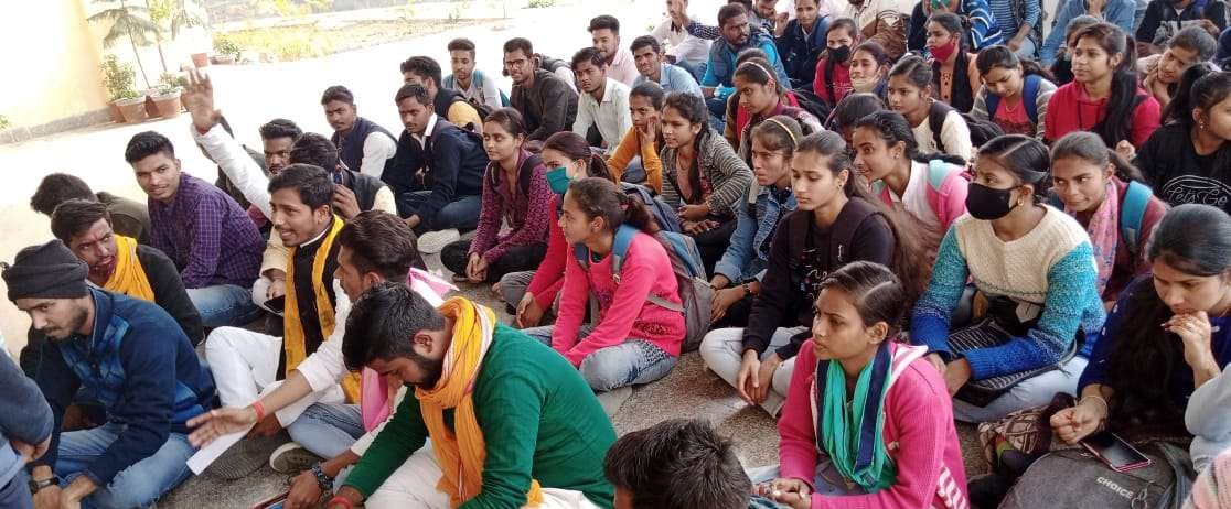 ABVP on dharna in ballia