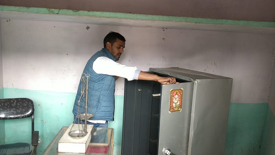 Villagers run away with the cupboard by breaking the locks of Saraf's shop