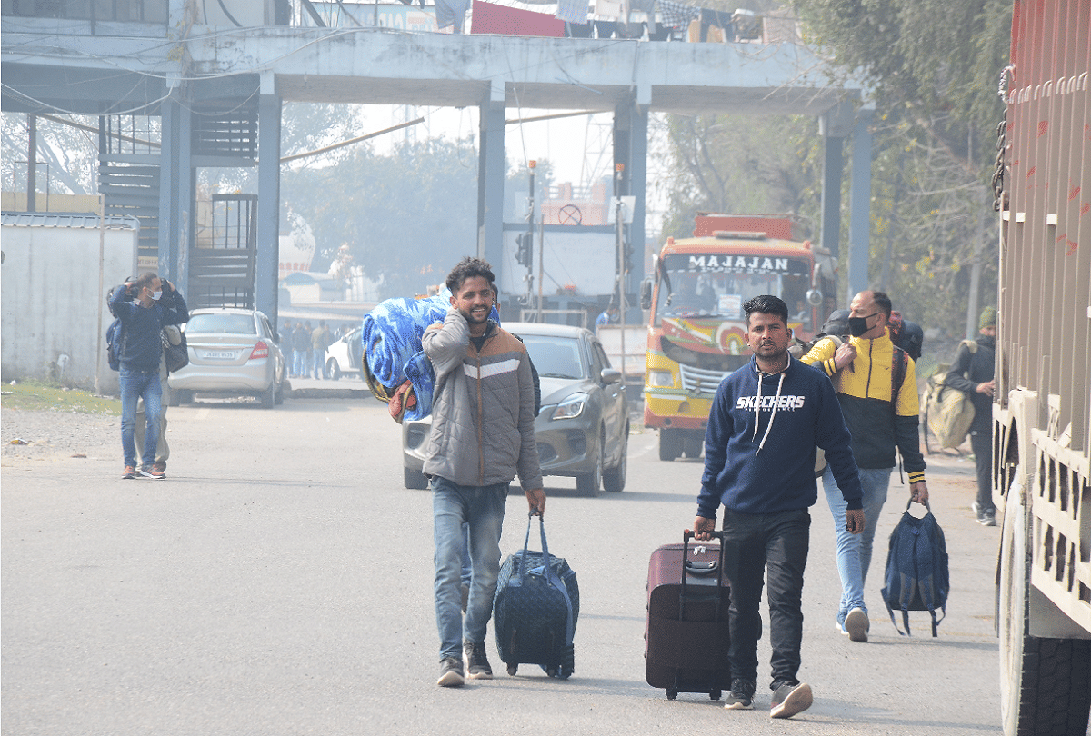 Inter-state buses caught hold of not allowing entry into Jammu and Kashmir