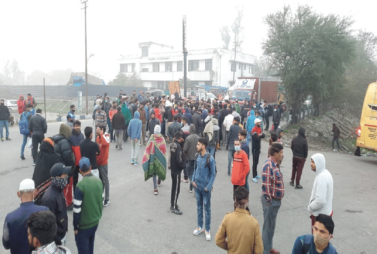 Inter-state buses caught hold of not allowing entry into Jammu and Kashmir