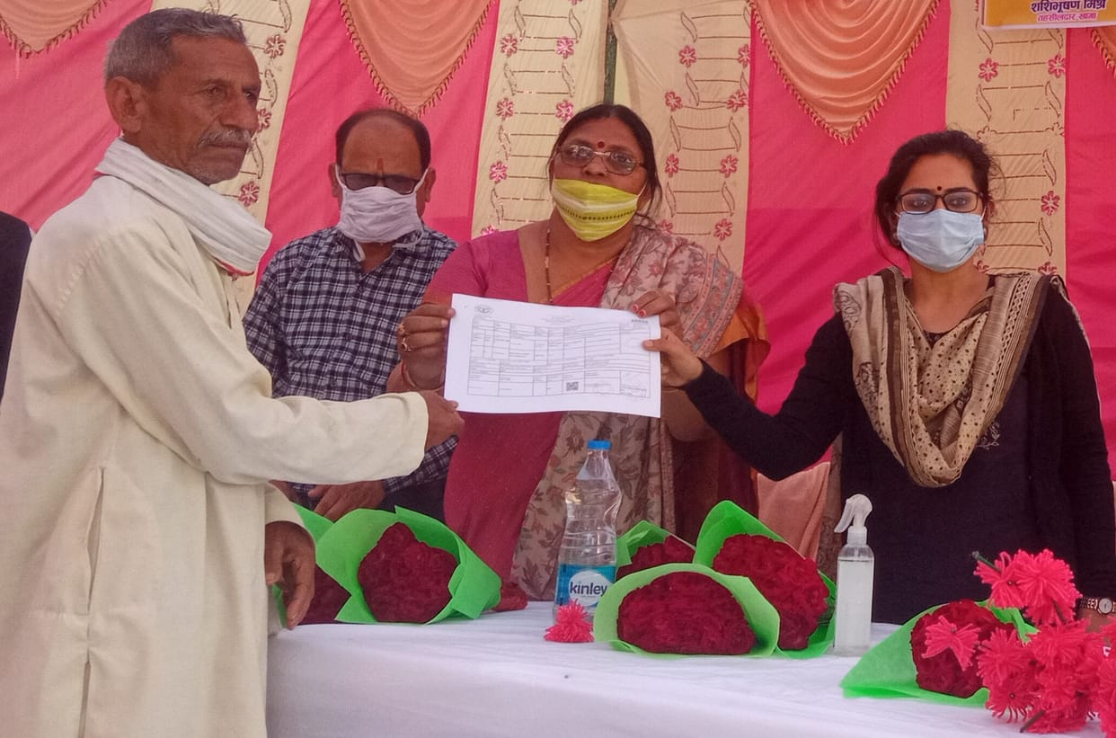 certificate,fathepur news,100 villegers,household,officers hands
