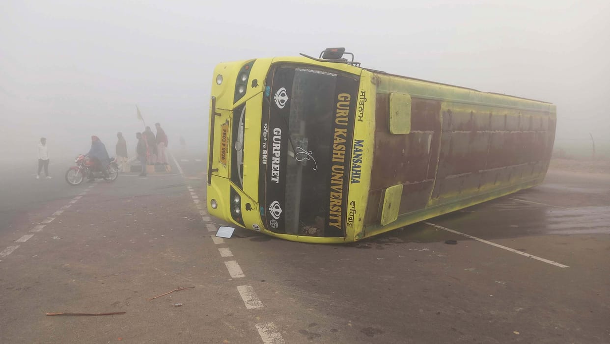Two buses collide, three people injured