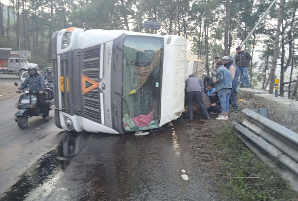 Oil tanker overturns, people stole petrol instead of help in hamirpur himachal