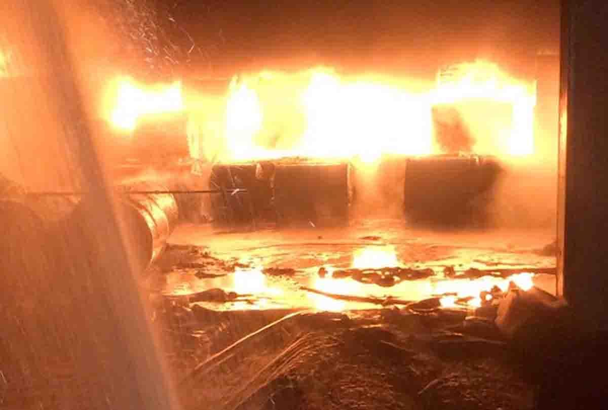 UP: Plastic polythene factory set on fire in Kanpur countryside, loss of crores