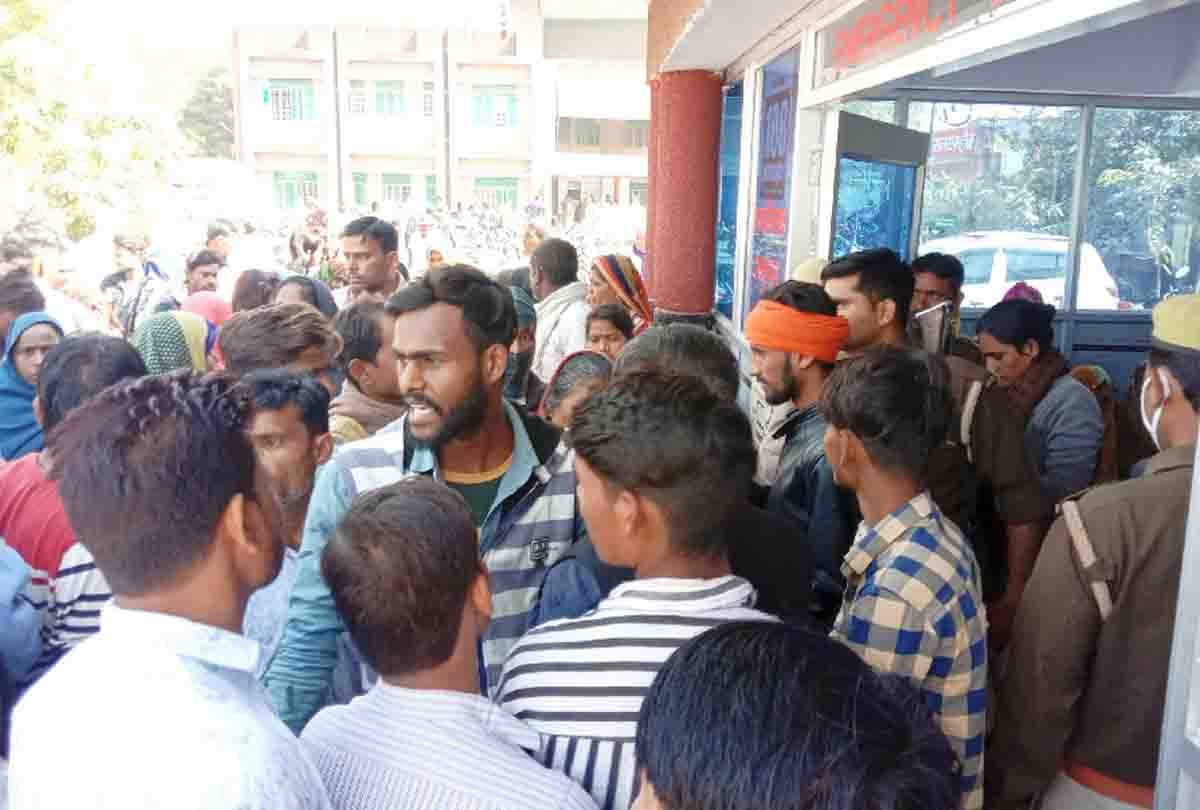 UP: JE's car crushed the innocent in Mahoba, uproar in hospital