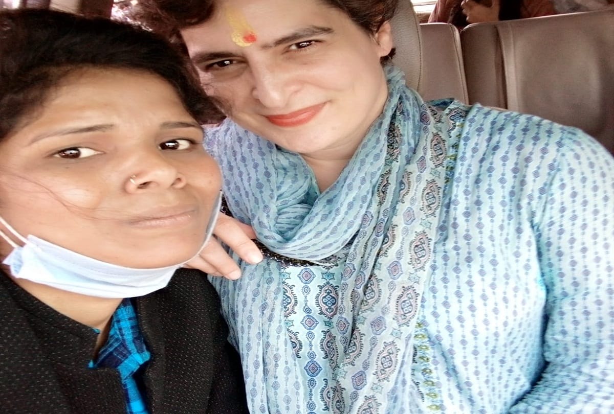 The urge to get a glimpse of Priyanka Gandhi, crowds crowded at Arail Ghat
