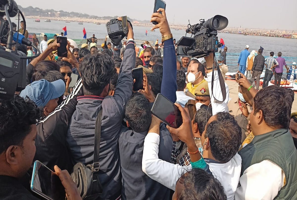 The urge to get a glimpse of Priyanka Gandhi, crowds crowded at Arail Ghat