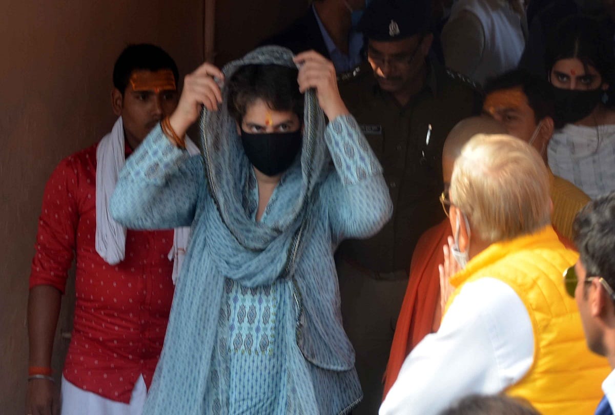 The urge to get a glimpse of Priyanka Gandhi, crowds crowded at Arail Ghat