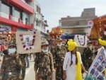 फौजी वेशभूषा में परदर्शन करती छात्राये