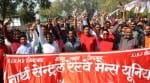 नार्थ सेंट्रल रेलवे मेंस यूनियन द्वारा कर्मचारियों की समस्याओं को लेकर डीआरएम कार्यालय के बाहर