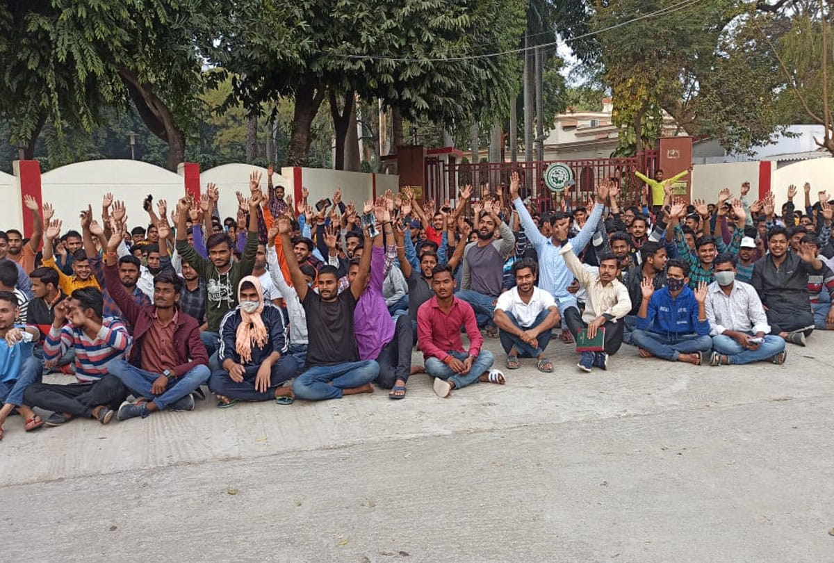 CSA students protest outside VC residence