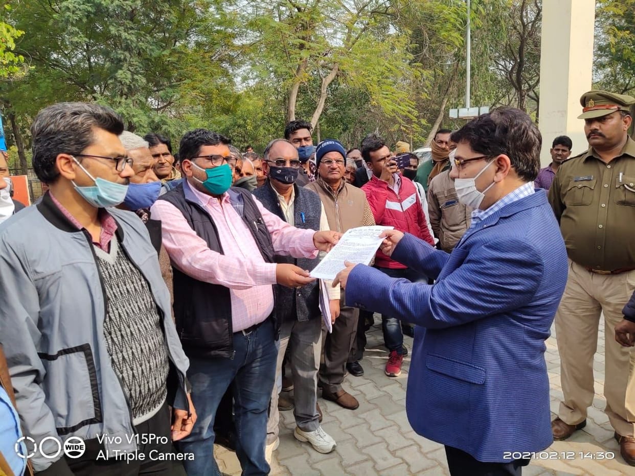 Hathras: Water Corporation workers and pensioners protest, memo submitted