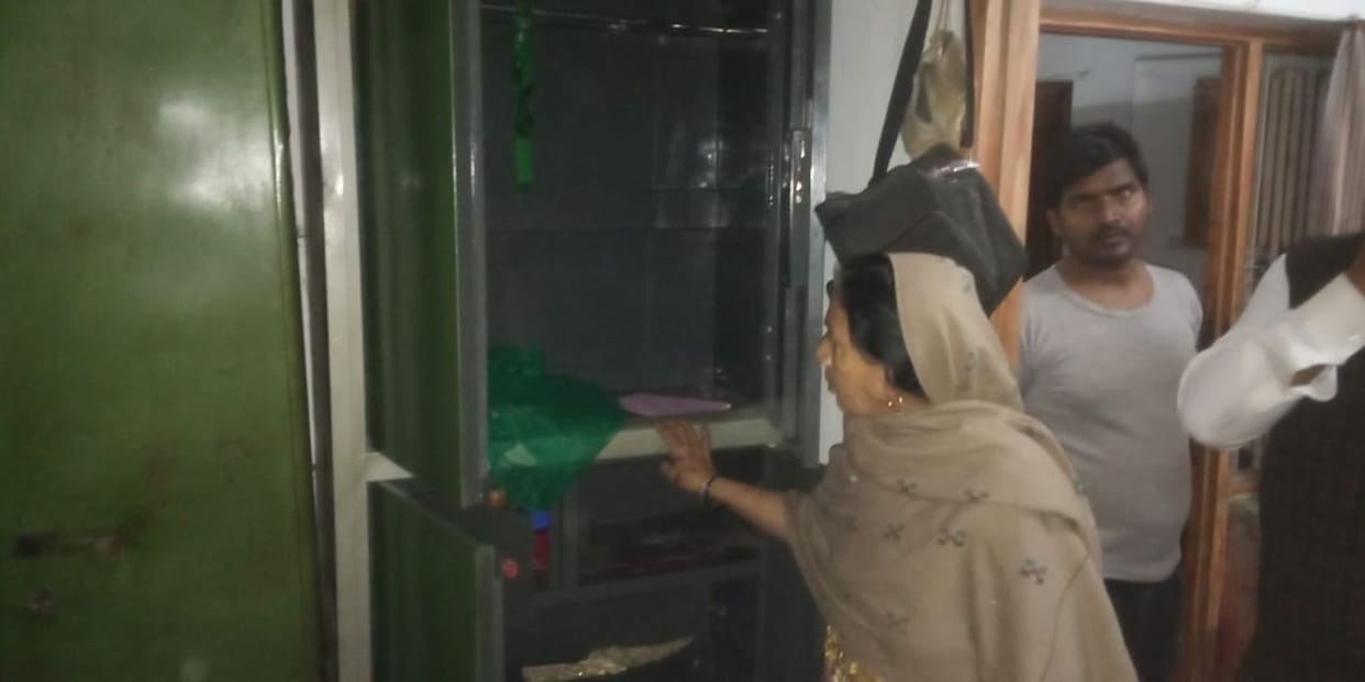 Three lakhs stolen at Zardozi businessman's house