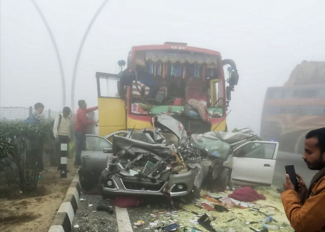 one more fierce accident on Agra-Lucknow expressway; one dead, 25 injured