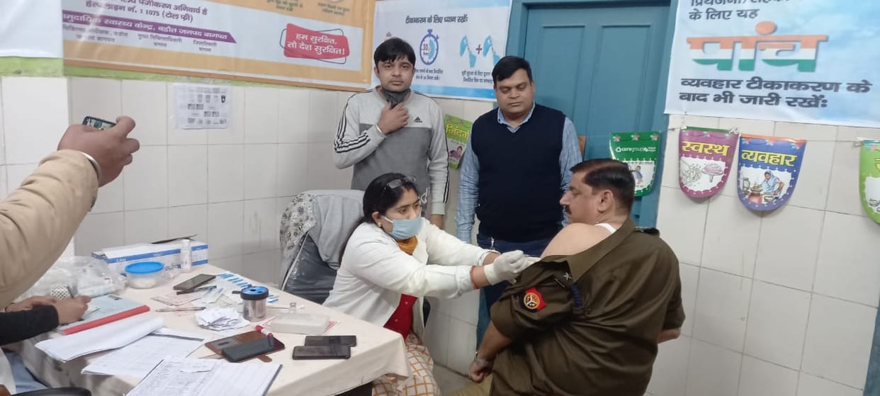 Police personnel injected vaccine with enthusiasm