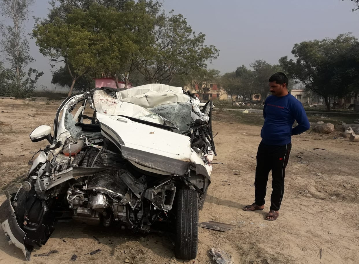 kohare mein eksapresave par trak mein ghusee kaar, chhah kee maut