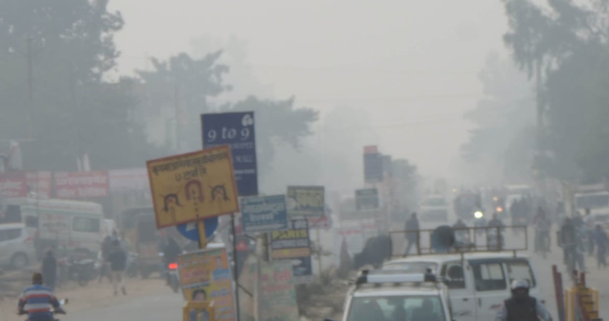 mausam ne lee karavat, sardee badhee, subah nau baje tak raha ghana kohara