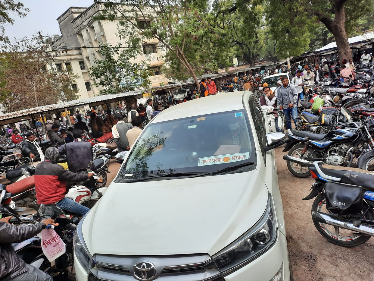 frustrated by road jam in court complex, no parking