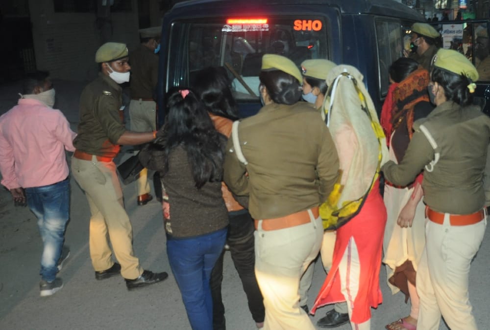 Lucknow Police raided in a Spa in Gajipur in Lucknow.