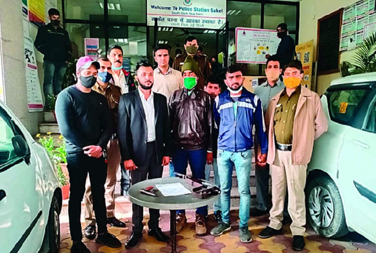 Delhi Police arrested six accused including lawyer Used to recover as an officer