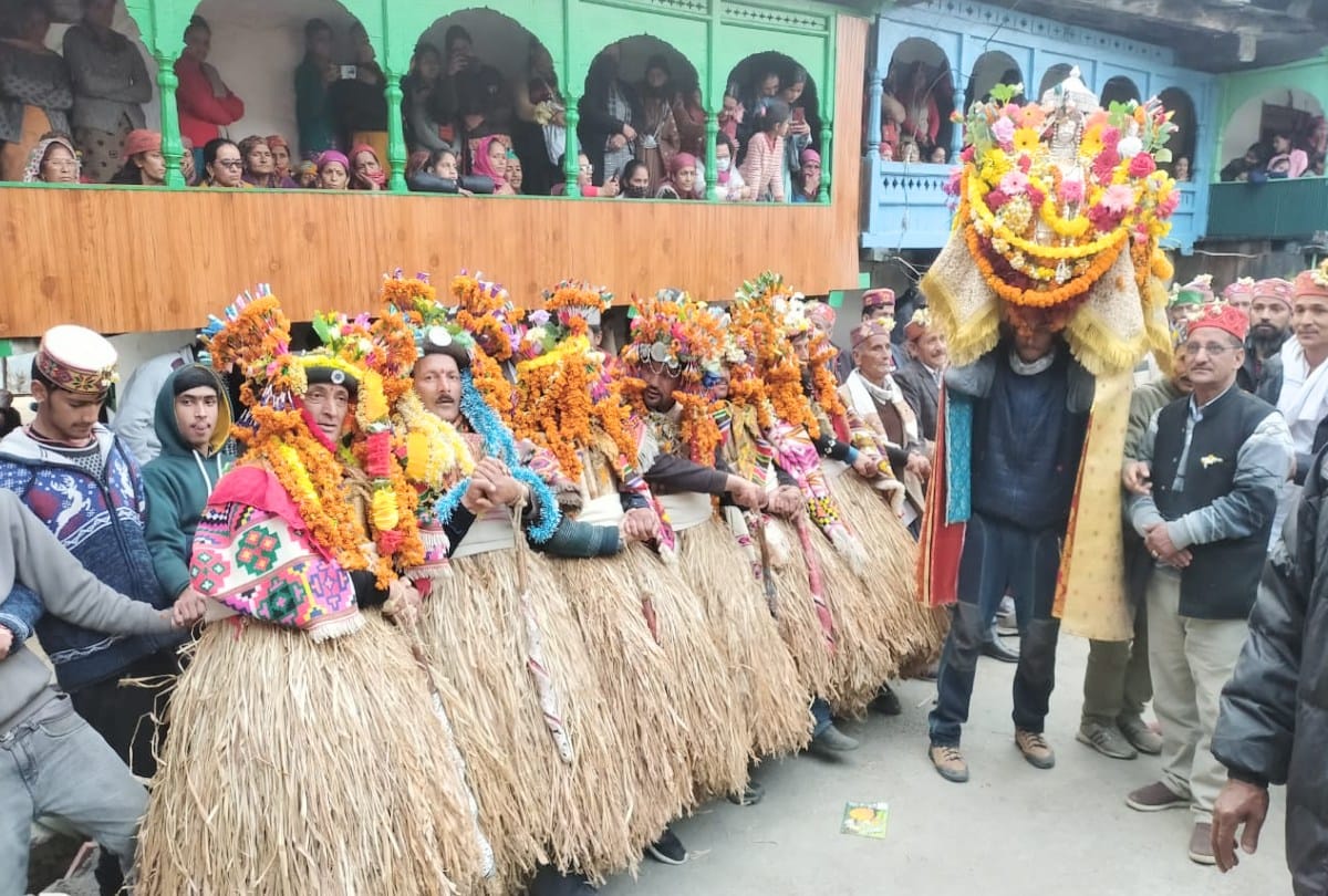Fagli Festival: Villagers dance barefoot on thorny bushes, throw ash as evil powers, see pics