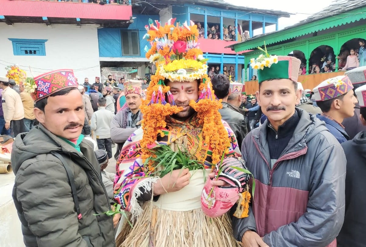 Fagli Festival: Villagers dance barefoot on thorny bushes, throw ash as evil powers, see pics