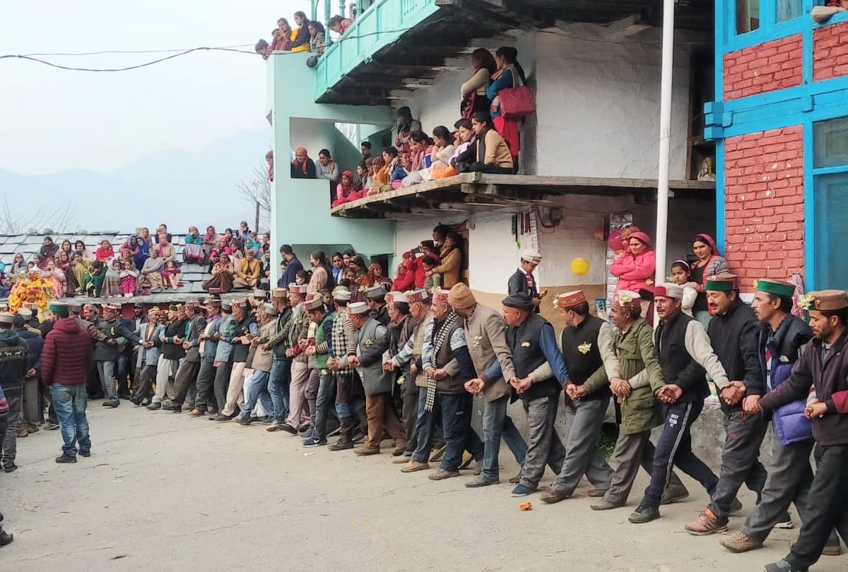 Fagli Festival: Villagers dance barefoot on thorny bushes, throw ash as evil powers, see pics
