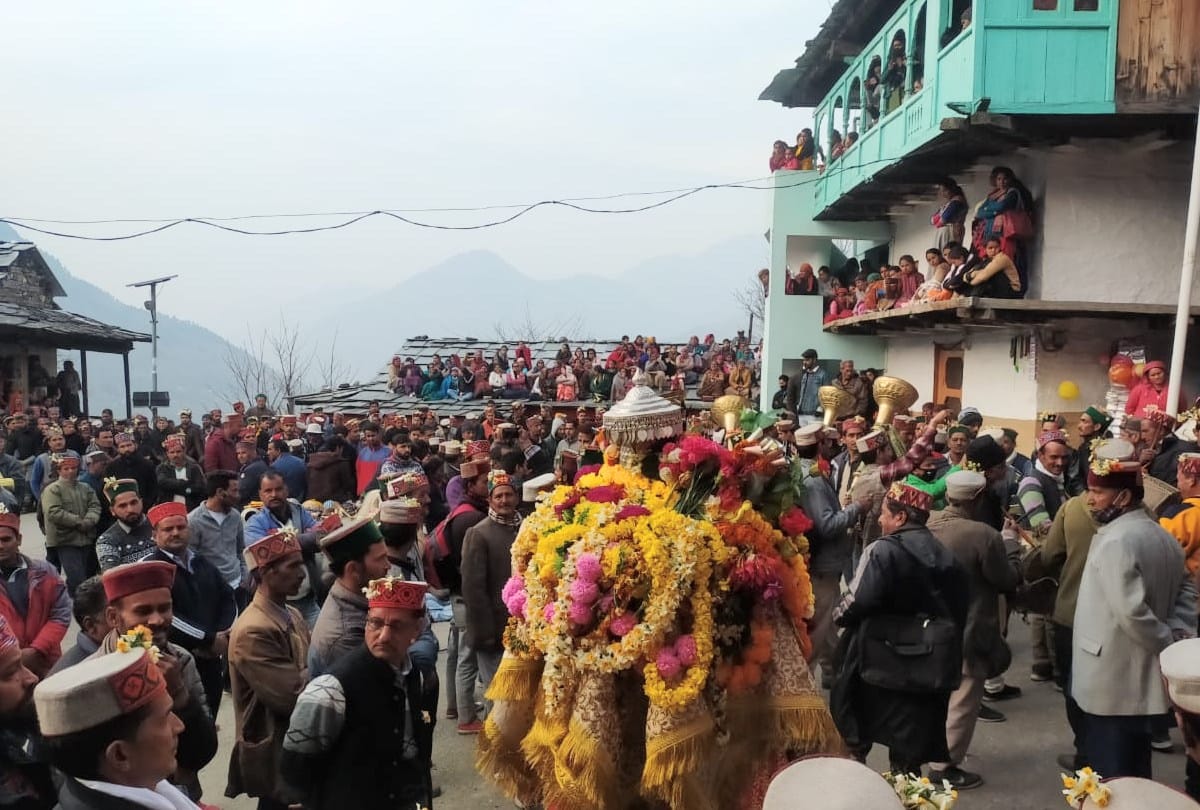 Fagli Festival: Villagers dance barefoot on thorny bushes, throw ash as evil powers, see pics