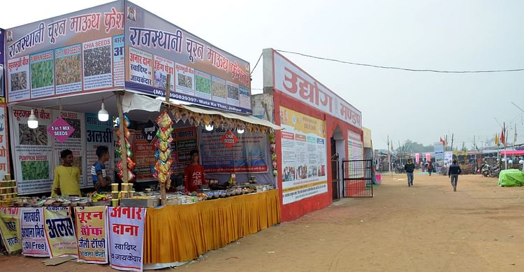 उद्योग मंडप से ताला-हार्डवेयर गायब, बिक रहा अचार