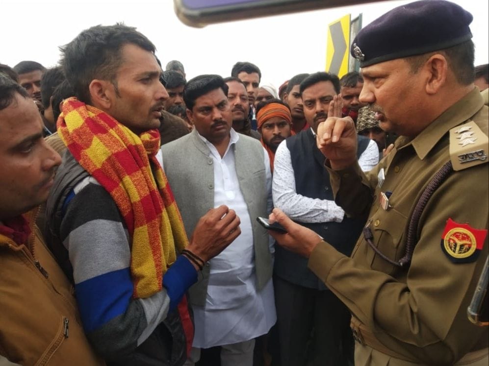 sadak par shav rakhakar lagaaya jaam, hangaama