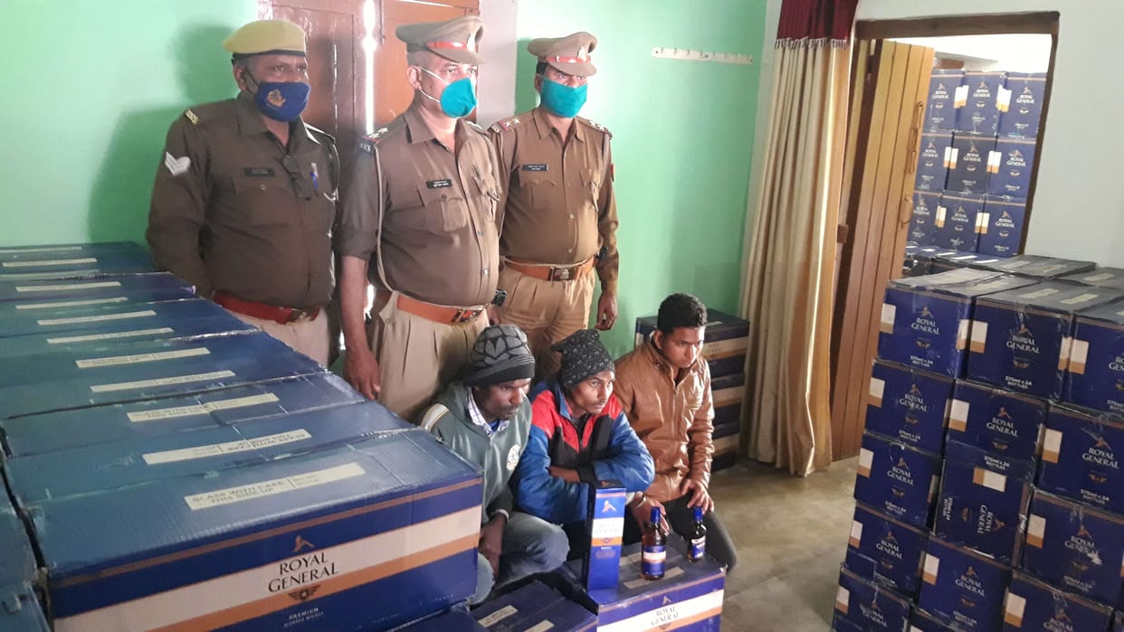 Ballia: English liquor used to be transported to Bihar in hiding with chicken, three arrested