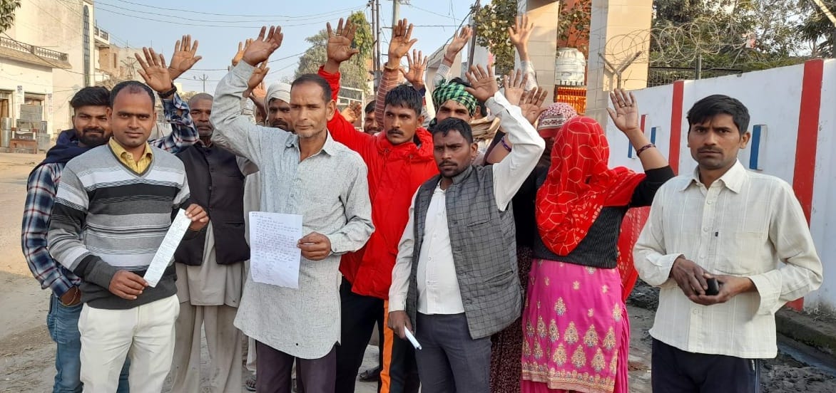 Villagers of village Sunna protest at the police station