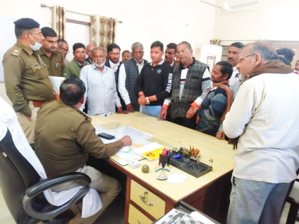 Help of miscreants beat shopkeeper, fury among traders
