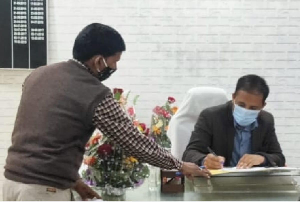 special success story of IAS Gaurav Singh Sogarwal help poor people during lockdown in gorakhpur