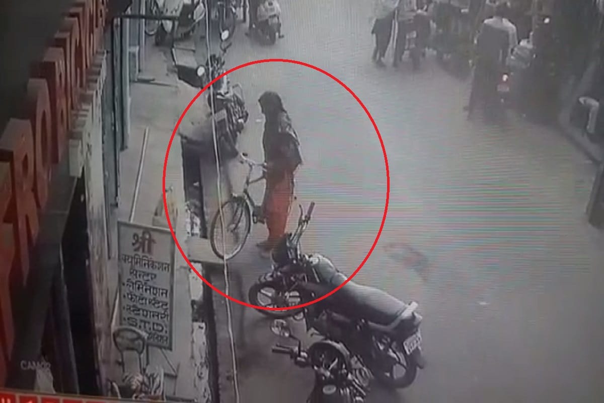 The woman have theft a bicycle and incident captured on CCTV camera in Deoband of Saharanpur