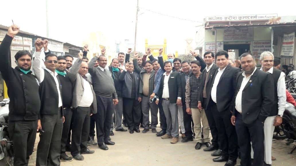 Hathras: Demonstrated to demand high court bench in western Uttar Pradesh